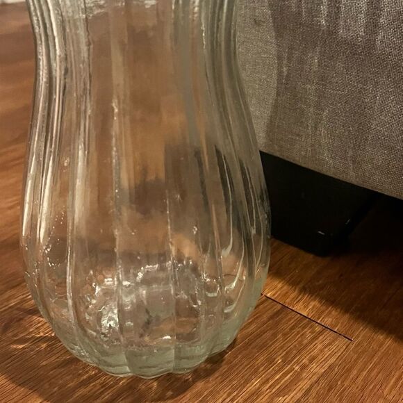 NEW Large Glass Vase - Glass - Holds a LARGE Bouquet of Flowers - Picture 2 of 4